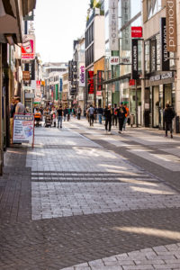 Einkaufsstraße in Köln an dem Tag, als die ersten Geschäfte wieder öffnen durften. Einkaufsstraße in Köln an dem Tag, als die ersten Geschäfte wieder öffnen durften.